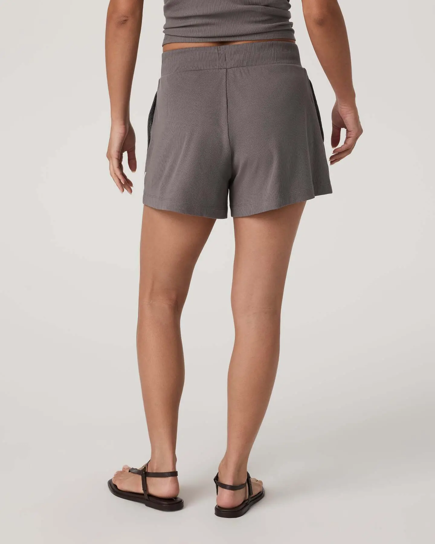 Pose Short - Image 3