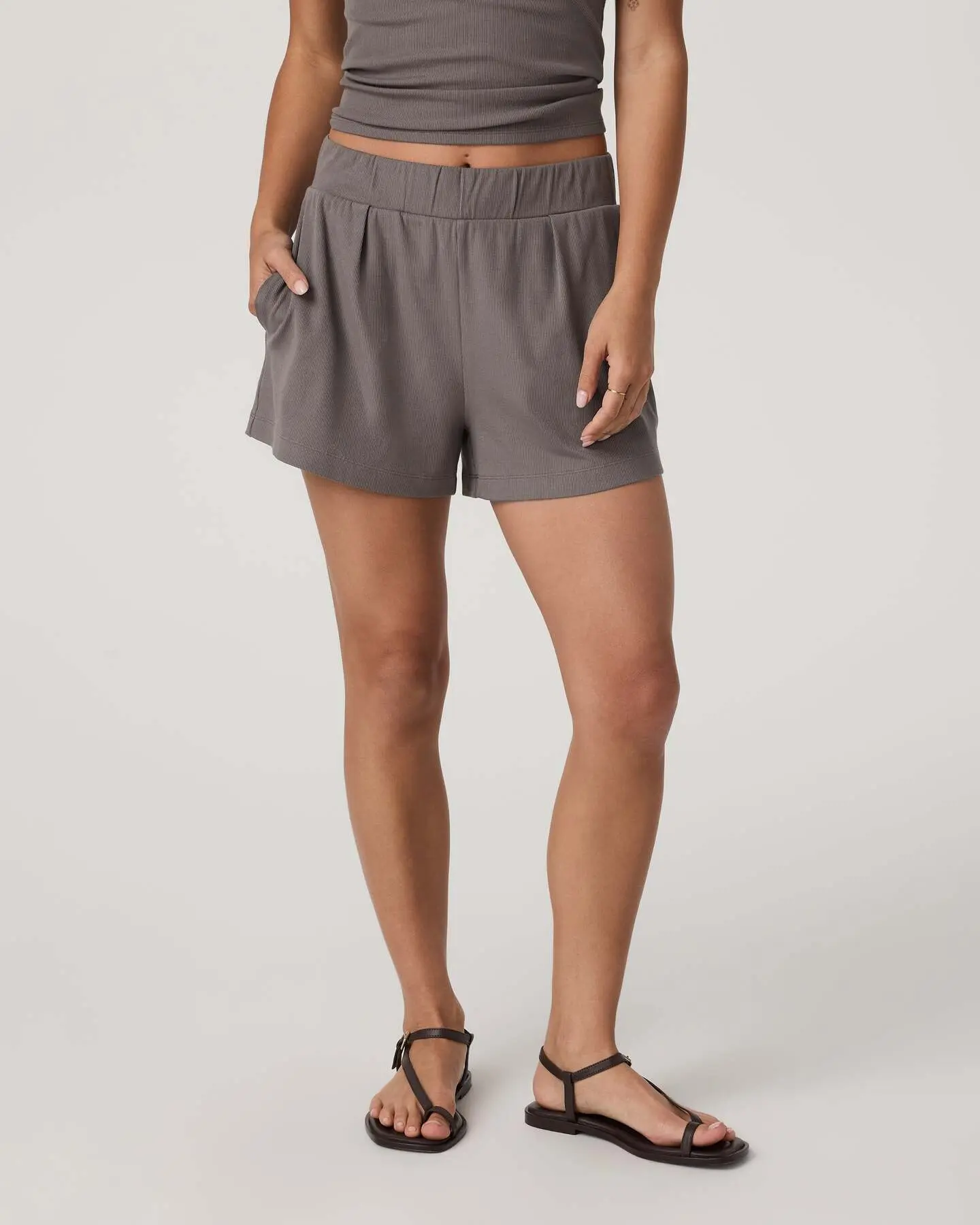 Pose Short - Image 5
